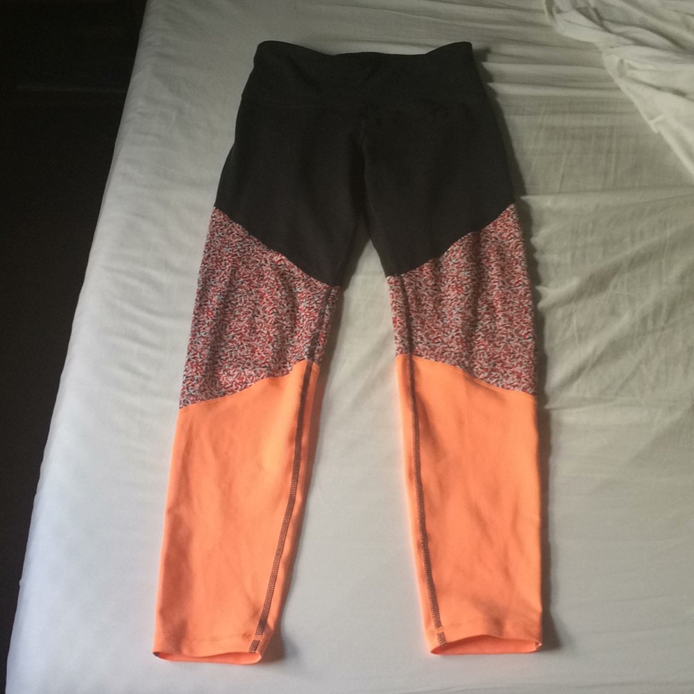 Colorblock confetti graphic leggings